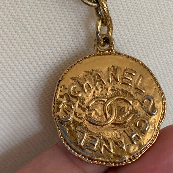 Chanel vintage gold Medallion with dual faced pendant featuring hexagon accents - Picture 6 of 9